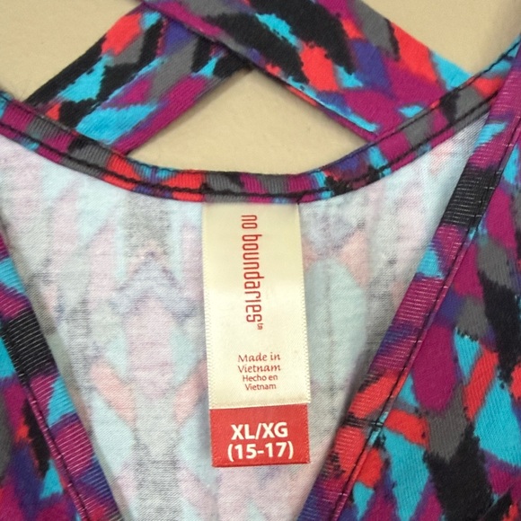 Short Sleeve Top - Multicolor Geometric - Picture 2 of 3